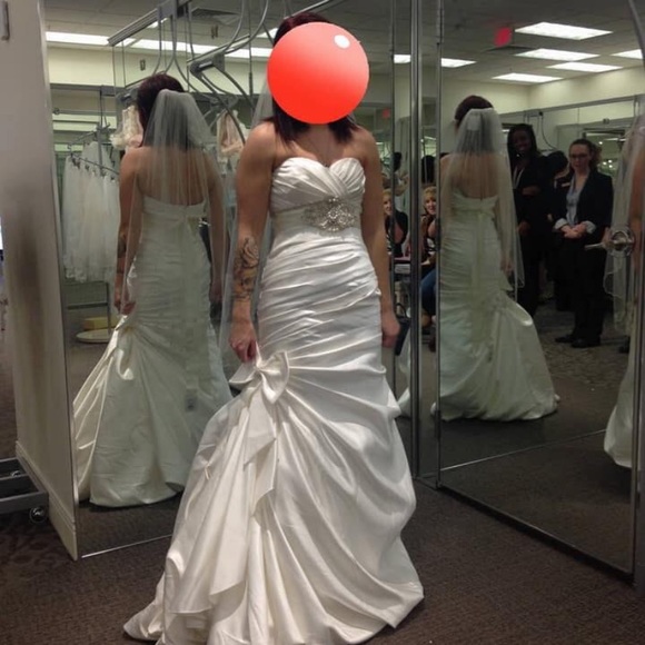 Never worn wedding dress - Picture 1 of 3